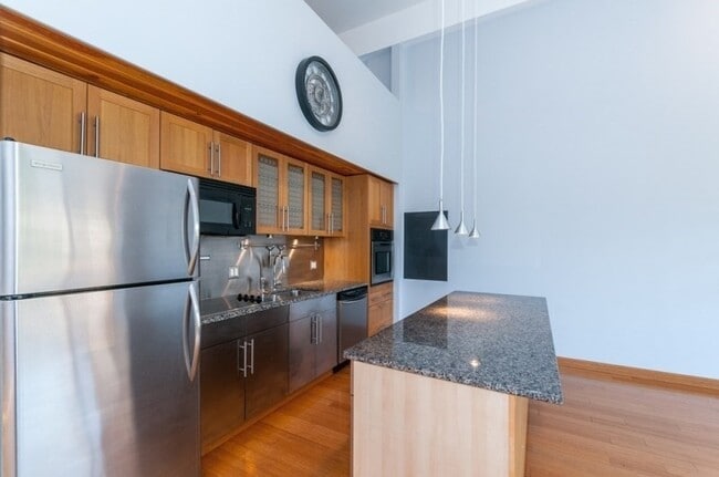 Building Photo - 290 Pleasant St