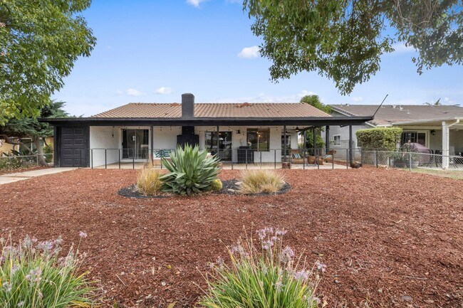 Building Photo - CANYON LAKE 3 BED 2 BATH ON GOLF COURSE