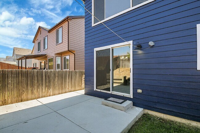 Building Photo - $3,040.95 - 3 Bed, 3-Bath Home in Aurora with In Unit Laundry and Central AC