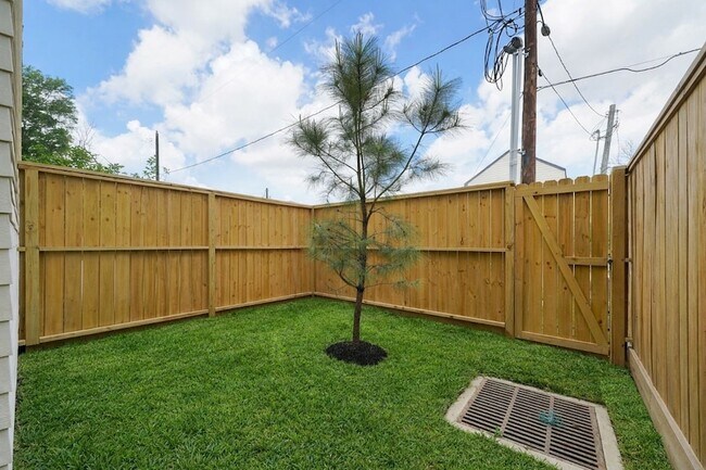 Building Photo - 859 Rachel St