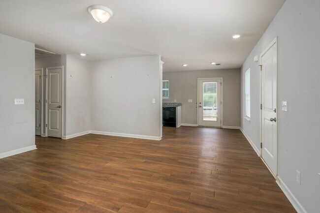 Building Photo - Nice 3 Bed 2 Bath House Available Now! Call to Schedule a Tour!