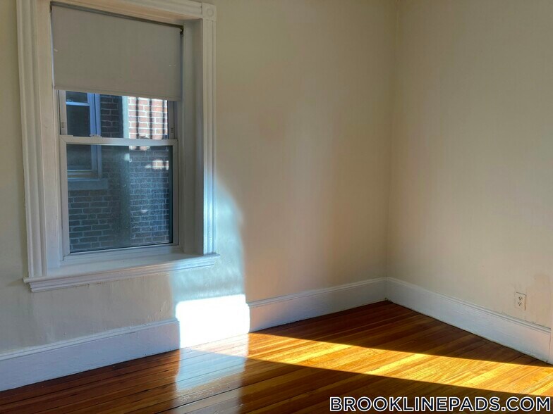 Building Photo - 1595 Beacon St