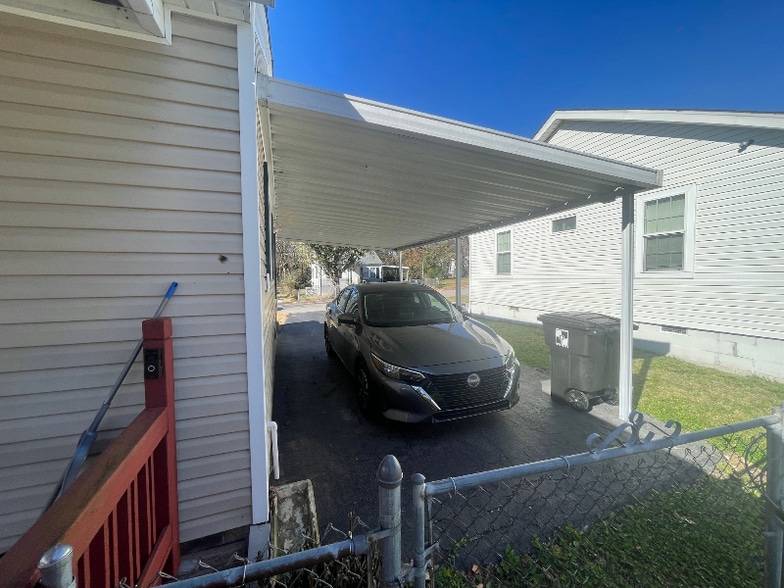 Building Photo - 1901 Cherry St