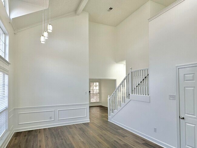 Building Photo - 5445 Pine Oak Ln