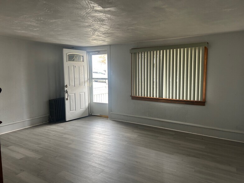 Building Photo - 63 Miner St