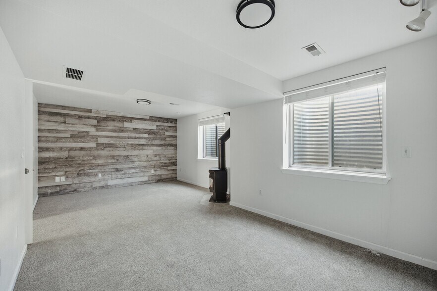 Building Photo - 2056 Calhoun Ct