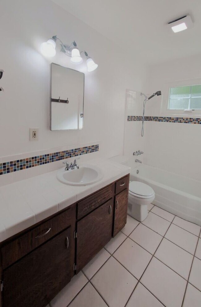 Building Photo - 3 Bedroom Home Plus Bonus Room in the Hudson Manor Community Near S McClintok Dr and E Apache Blvd!