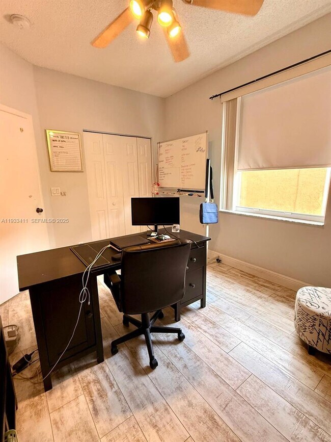 Building Photo - 3729 SW 51st St