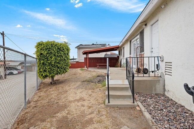 Building Photo - Hilltop Ranch Style Home