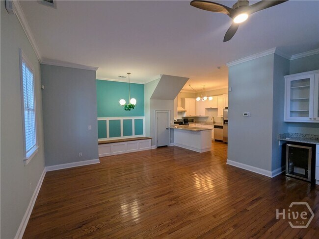 Building Photo - 305 E Duffy St