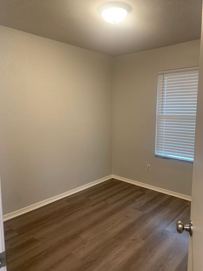 Building Photo - Renovated 3 Bedroom/ 1.5 Bath in Great Neighborhood