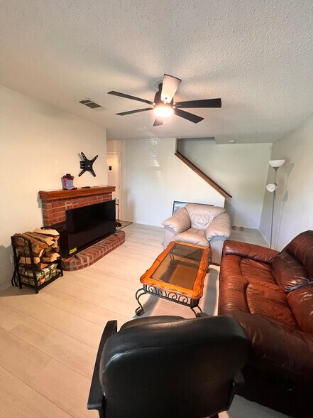 Building Photo - Room in House on Bandera St