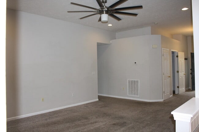 Building Photo - 913 Fieldstone Way