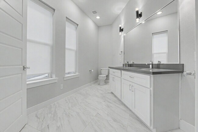 Building Photo - 1226 W 26th St