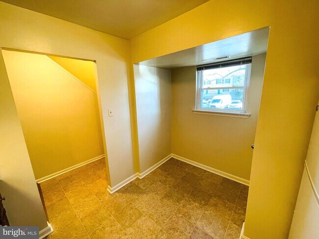 Building Photo - 5914 Mayflower Ct