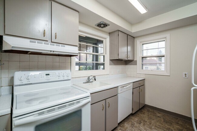 Building Photo - PET FRIENDLY Super Cute Craftsman Home 3 bedroom 1 Bath with Basement