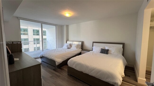 Building Photo - 1200 Brickell Bay Dr