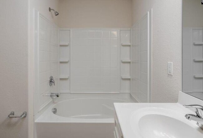 Building Photo - STYLE, COMFORT and CONVENIENCE