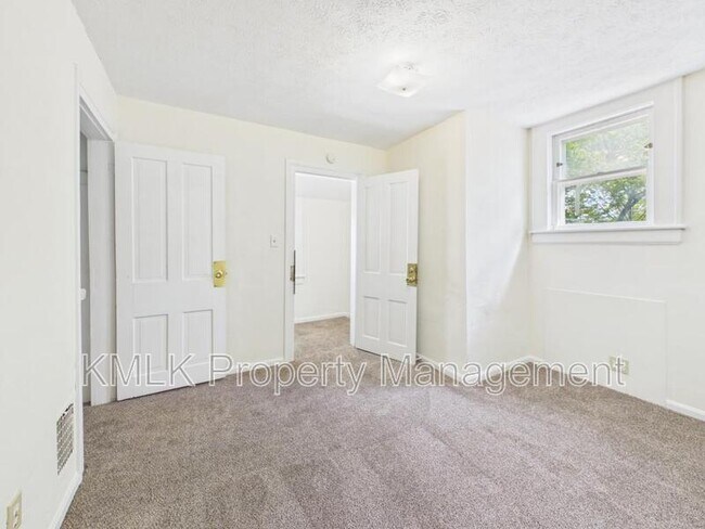 Building Photo - 484 Crouse St