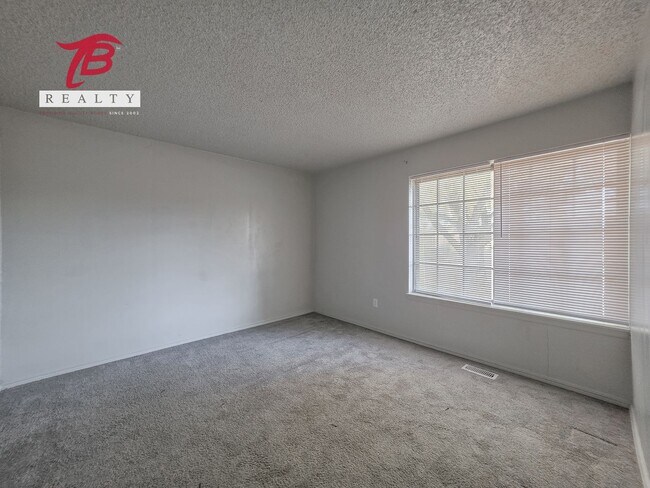 Building Photo - Spacious 3 bedroom, 2 bath single-family home in the desirable Lyrewood/Woodlake area of northwes...