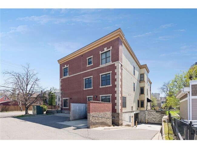 Building Photo - Large 2BD/2.5BA two story corner unit on Dayton Ave in St Paul!!