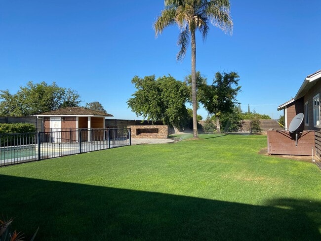 Building Photo - Lovely Country Charm with Swimming Pool