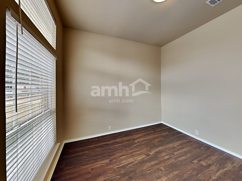 Building Photo - 2910 Saint Jude Dr