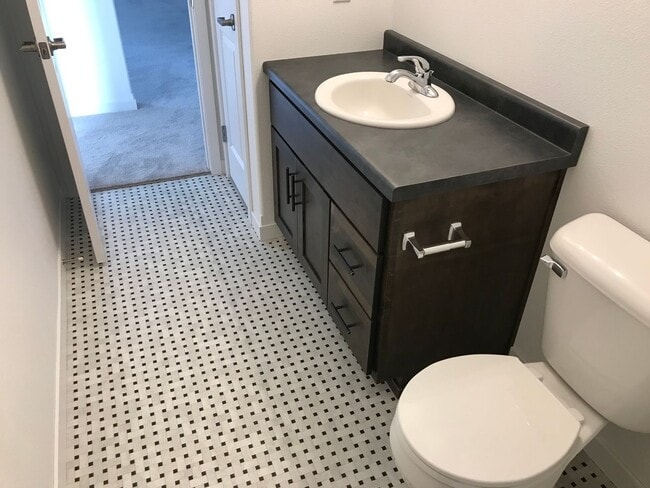 Building Photo - 4 Bed 3 Bath Twin Home