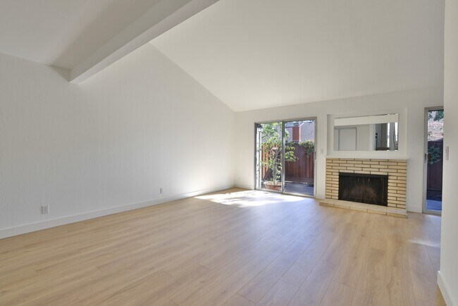 Building Photo - Newly renovated townhome in Cupertino with top schools and great amenities
