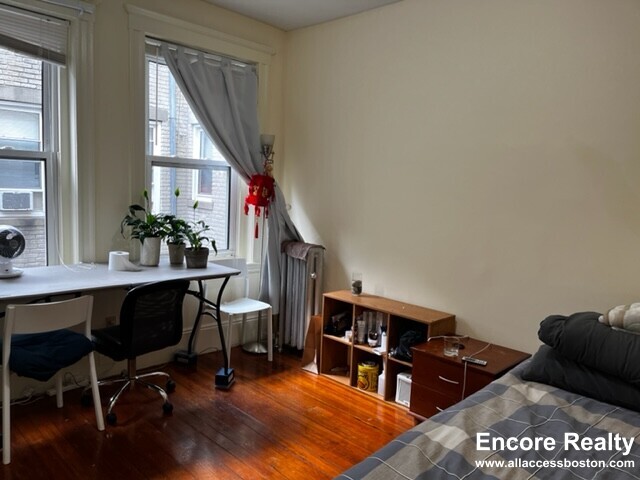 Building Photo - 32 Queensberry St