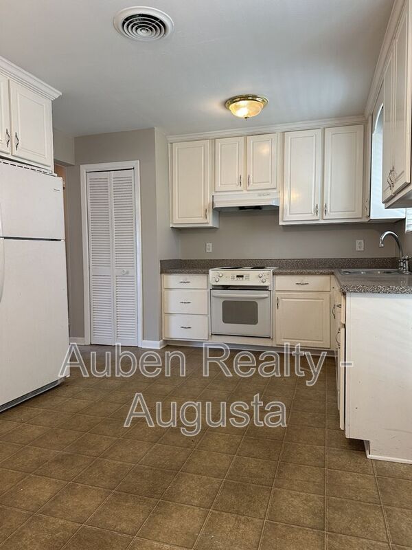 Building Photo - 3020 Jeanne Rd