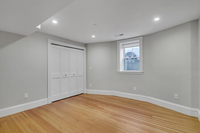 Building Photo - 16 Traymore St