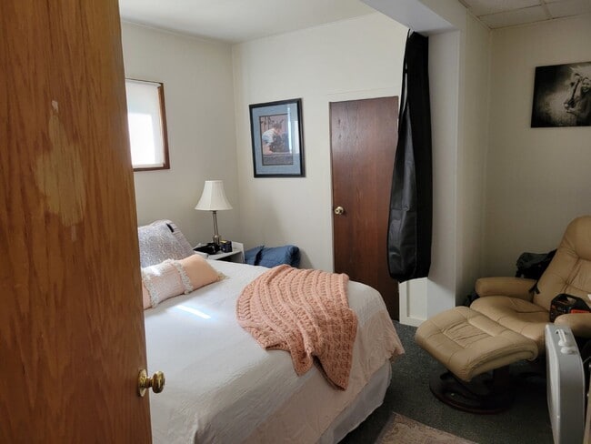 Building Photo - 3 Bed 2 Bath close to UWEC! Available June...