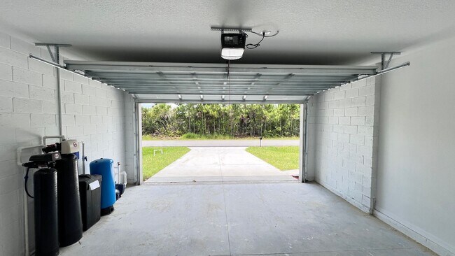 Building Photo - Spacious 3-Bedroom Home with Garage & Pati...