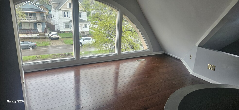 Beautiful - 826 W 10th St