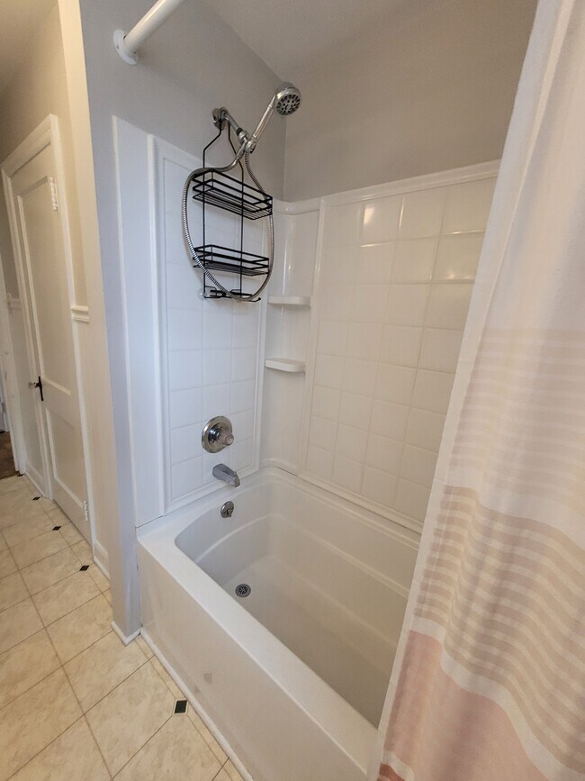 Building Photo - 104 S Main St