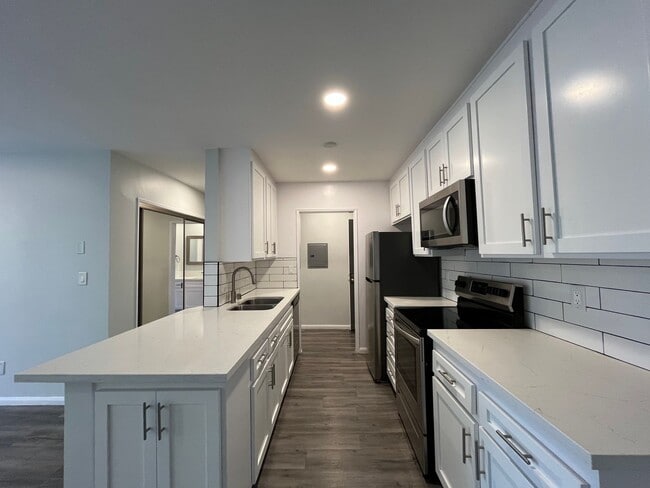 Interior Photo - 1635 North Martel Avenue