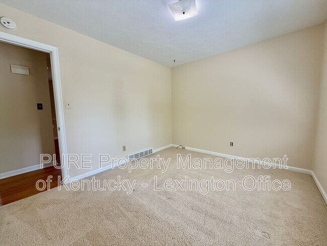 Building Photo - 2077 Dogwood Dr