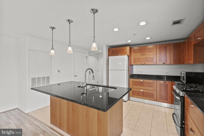 Building Photo - 2451 Midtown Ave