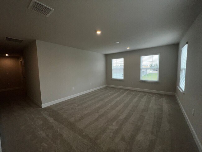 Building Photo - Stunning 5 bedroom 3 bath Winter Haven Home near Lego Land!