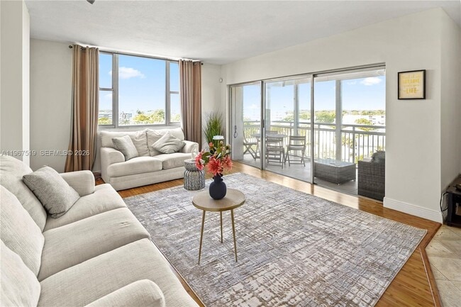 Building Photo - 4400 Hillcrest Dr