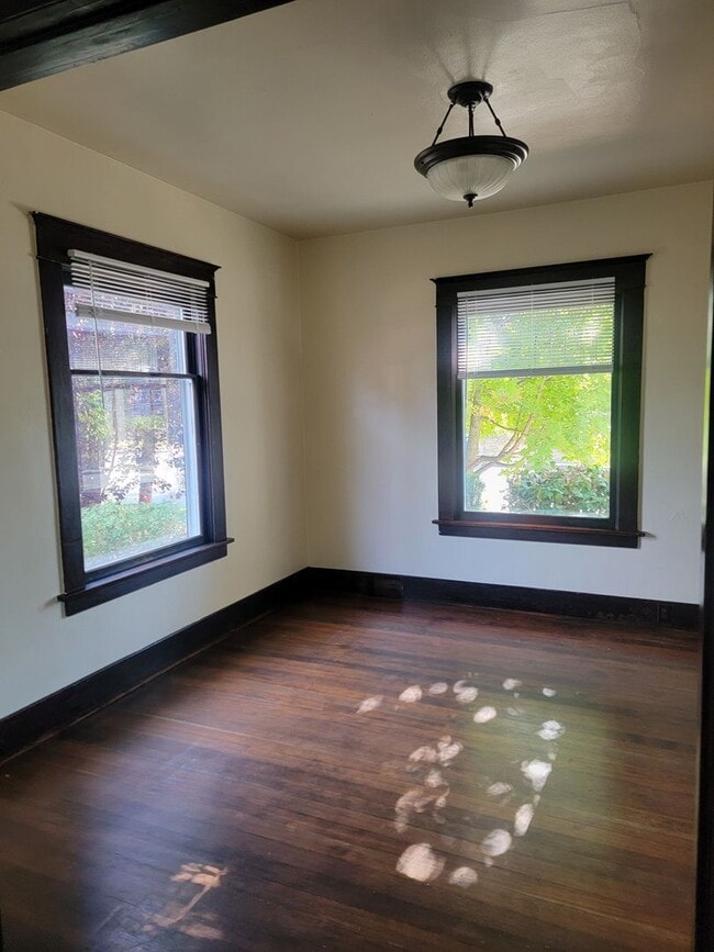 Building Photo - Charming Craftsman In Lincoln District