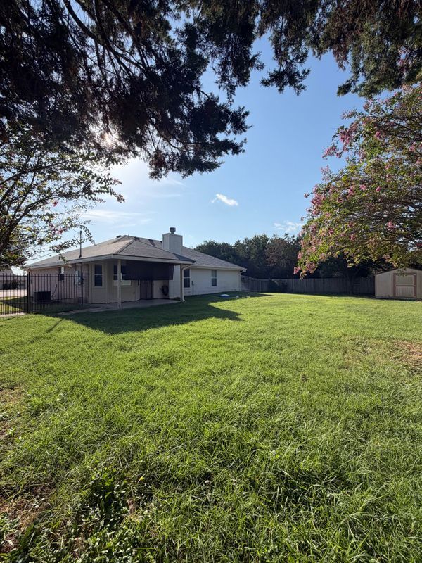 Building Photo - 715 Lakeview Dr