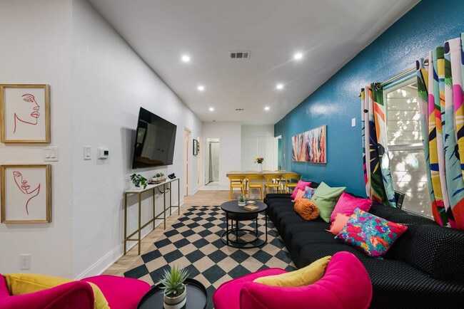 Building Photo - 5624 Eastside Ave