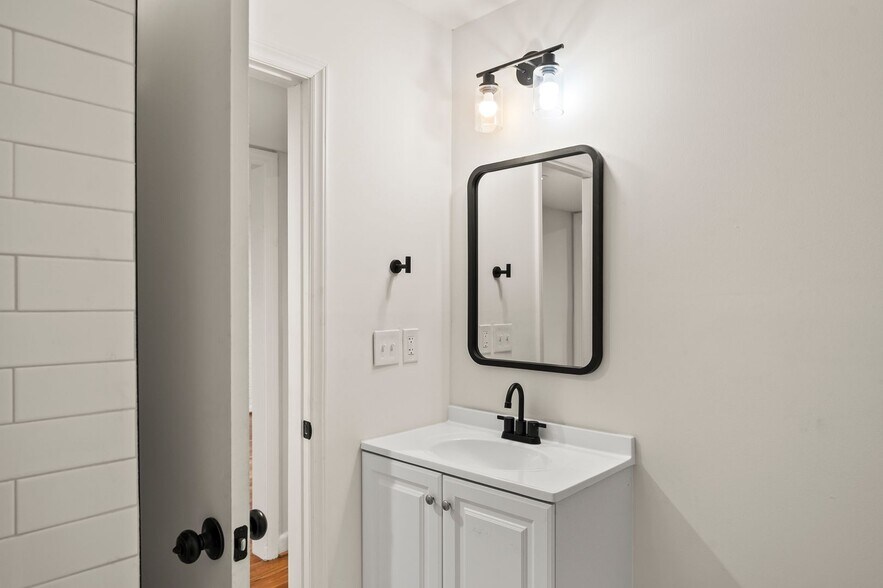 Building Photo - 1640 W Northwest Blvd