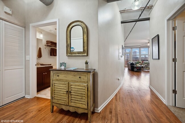 Building Photo - 6 S Laflin St