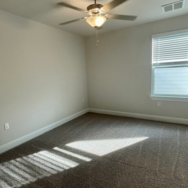 Building Photo - 15702 Ellinger Dr