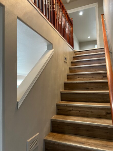 Building Photo - 12 Lake Louise Dr SW