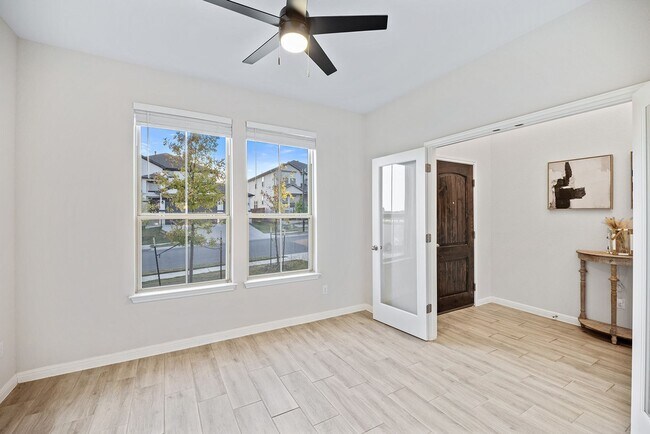 Building Photo - Amazing 5 Bedroom Home - Georgetown