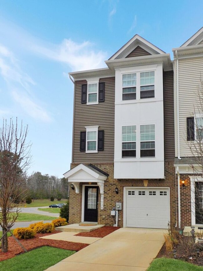 Building Photo - End-unit Wildewood Townhome